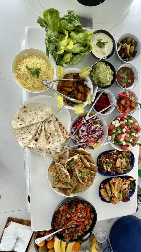 Wraps, salads and fresh fillings